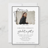 Moderne Bow Script Foto Graduation Party Einladung (Rückseite)