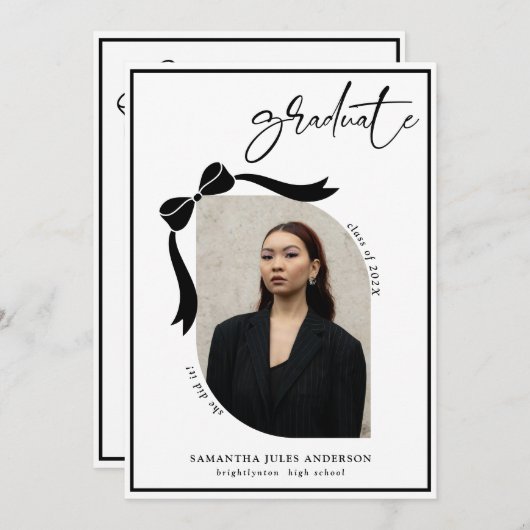 Moderne Bow Script Foto Graduation Party Einladung (Vorne/Hinten)