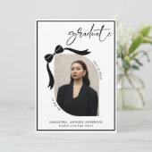 Moderne Bow Script Foto Graduation Party Einladung (Stehend Vorderseite)