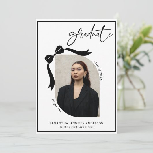 Moderne Bow Script Foto Graduation Party Einladung (Stehend Vorderseite)