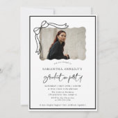 Moderne Bow Script Foto Graduation Party Einladung (Rückseite)