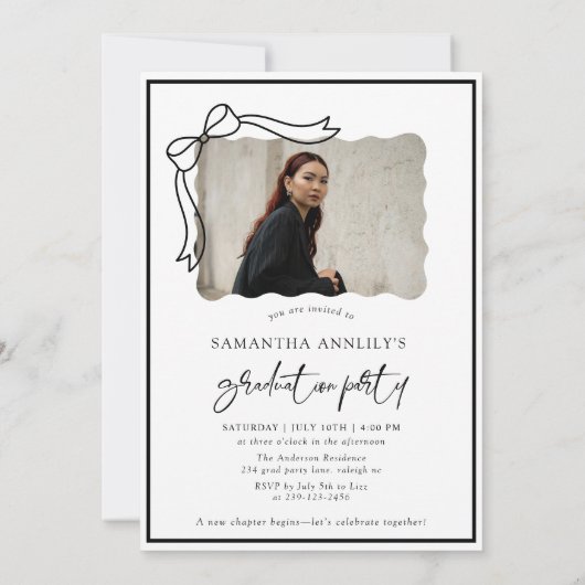 Moderne Bow Script Foto Graduation Party Einladung (Rückseite)