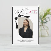 Moderne Bow Script Foto Graduation Party Einladung (Stehend Vorderseite)