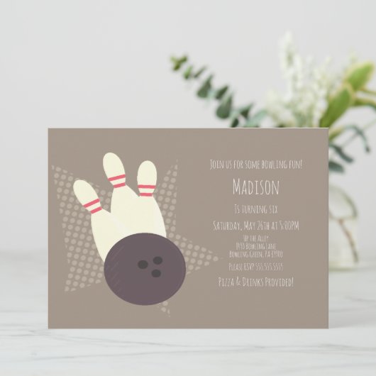 Moderne Bowling Alley Birthday Party Einladung (Stehend Vorderseite)