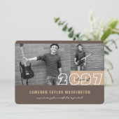 Moderne Braun-2-Foto-Block-Einfache Graduierungspa Einladung (Stehend Vorderseite)