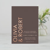 Moderne Braun Minimalistische Hochzeit Folieneinladung (Stehend vorne)