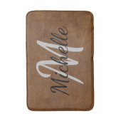 Moderne braune Ledertypografie und Name Monogram Badematte (Vorderseite Vertikal)