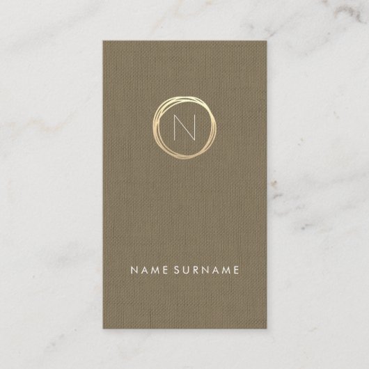 Moderne braune Linen Elegante Gold Monogram Vertik Visitenkarte (Vorderseite)