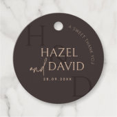 Moderne Braune Monogramm-Minimalismus-Hochzeit Geschenkanhänger (Vorderseite)