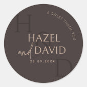 Moderne Braune Monogramm-Minimalismus-Hochzeit Runder Aufkleber (Vorderseite)