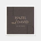 Moderne Braune Monogramm-Minimalismus-Hochzeit Serviette (Vorderseite)