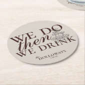 Moderne braune Personalisierte Cocktailstunde Hoch Runder Pappuntersetzer (Angewinkelt)