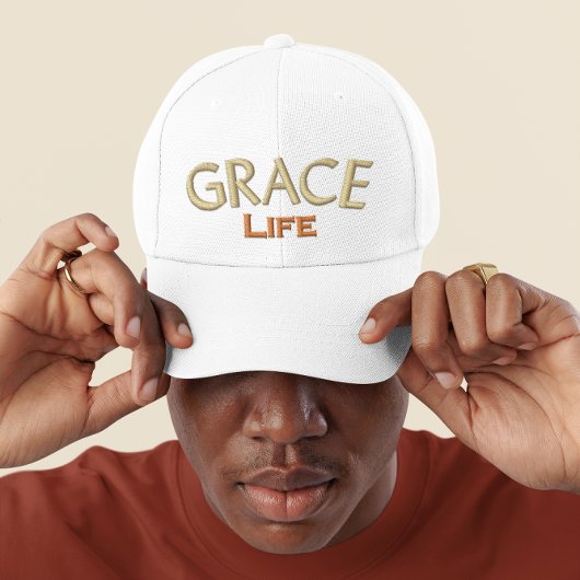 Moderne braune Typografie Grace Life Monogram Bestickte Baseballkappe