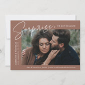 Moderne braune Überraschung Foto Verlobung Ankündigung (Vorderseite)