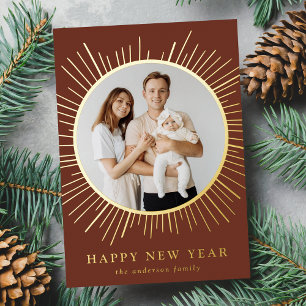 Moderne braune und goldene Sonnenstrahlen-Neujahrs Folien Feiertagskarte