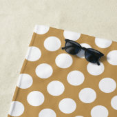 Moderne braune und weiße Polka Dot Layers Strandtuch (Beispiel)
