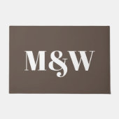 Moderne braune, weiße Pärchen-Monogramm-Initialen Fußmatte (Vorderseite)