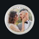 Moderne Brautgroom Einfaches Foto Hochzeit Anstecknadel<br><div class="desc">Fügen Sie Ihre Hochzeit mit diesem modernen und einfachen, maßgeschneiderten Foto-Laptop-Button die letzte Touch hinzu. Perfekt als Gastgeschenke Hochzeit für alle Ihre Gäste . Passen Sie dieses Button mit Ihrem Lieblings-Verlobung-Foto, neuvermähltem Foto an und personalisieren Sie es mit Namen und Datum. In unserer Hochzeitskollektion finden Sie passende Gastgeschenke Hochzeiten, frisch...</div>