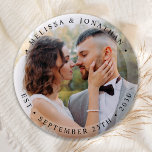 Moderne Brautgroom Einfaches Foto Hochzeit Button<br><div class="desc">Fügen Sie Ihre Hochzeit mit diesen modernen und einfachen, benutzerdefinierten Foto-Buttons die letzte Touch hinzu. Perfekt als Gastgeschenke Hochzeit für alle Ihre Gäste . Passen Sie diese Hochzeitsknöpfe mit Ihrem Lieblings-Verlobung-Foto, neuvermähltem Foto an und personalisieren Sie mit Name und Datum. In unserer Hochzeitskollektion finden Sie passende Gastgeschenke Hochzeiten, frisch vermählte...</div>