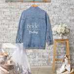 Moderne Brautparty Bride Squad Trauzeugin Jeansjacke<br><div class="desc">Moderne Brautparty Bride Squad Trauzeugin Denim Jacket ist perfekt für Ihre gesamten Brautparty Bilder. Nutzen Sie diese personalisierten Jacken für Ihre Brautparty-Bilder und bei der Hochzeit für ein lustiges und individuelles Aussehen. Passen Sie die "Trauzeugin" und den Namen für alle in Ihrem Brautparty an!</div>