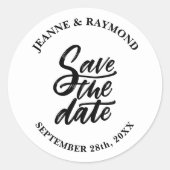 Moderne Brush Lettered Wedding Save the Date Runder Aufkleber (Vorderseite)