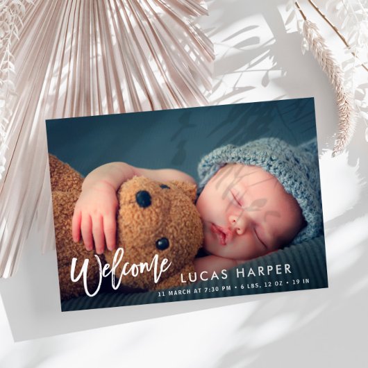 Moderne Brush-Schrift für die Geburt eines Kindes Postkarte