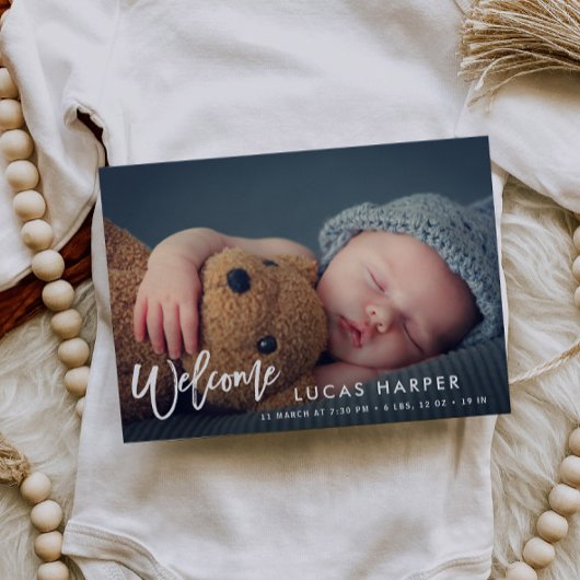 Moderne Brush-Schrift für die Geburt eines Kindes Postkarte