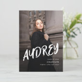 Moderne Brush Script Foto Abitur Ankündigung (Stehend Vorderseite)