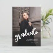 Moderne Brush Script Foto Abitur Ankündigung (Stehend Vorderseite)