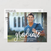 Moderne Brush Script Graduation Party Einladungspostkarte (Vorne/Hinten)