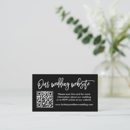 Moderne Brush Script Wedding Website QR Black Begleitkarte (Stehend Vorderseite)