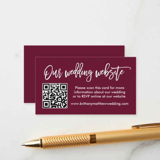 Moderne Brush Script Wedding Website QR Burgundy Begleitkarte (Vorderseite/Rückseite Beispiel)