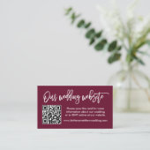Moderne Brush Script Wedding Website QR Burgundy Begleitkarte (Stehend Vorderseite)