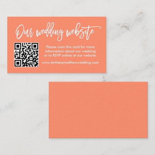 Moderne Brush Script Wedding Website QR Coral Begleitkarte (Vorne/Hinten)