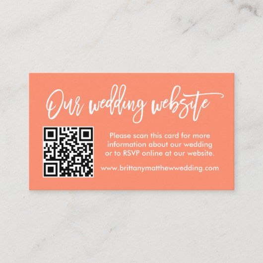 Moderne Brush Script Wedding Website QR Coral Begleitkarte (Vorderseite)
