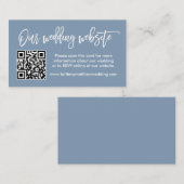 Moderne Brush Script Wedding Website QR Dusty Blue Begleitkarte (Vorne/Hinten)