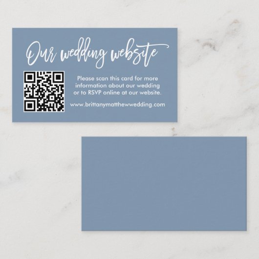 Moderne Brush Script Wedding Website QR Dusty Blue Begleitkarte (Vorne/Hinten)