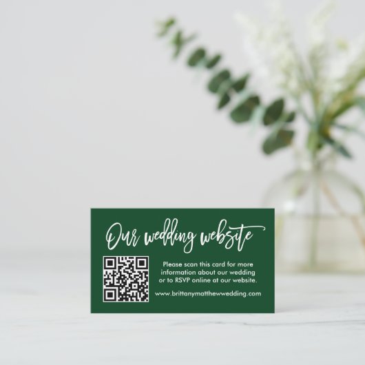 Moderne Brush Script Wedding Website QR Green Begleitkarte (Stehend Vorderseite)