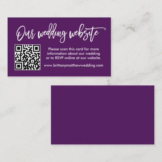 Moderne Brush Script Wedding Website QR Lila Begleitkarte (Vorne/Hinten)