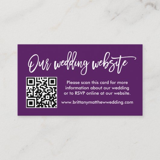 Moderne Brush Script Wedding Website QR Lila Begleitkarte (Vorderseite)