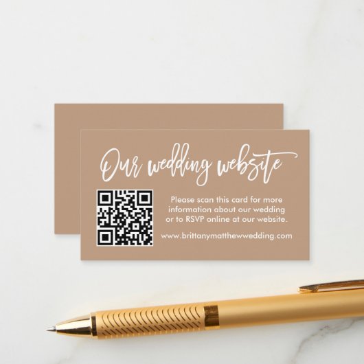Moderne Brush Script Wedding Website QR Taupe Begleitkarte (Vorderseite/Rückseite Beispiel)