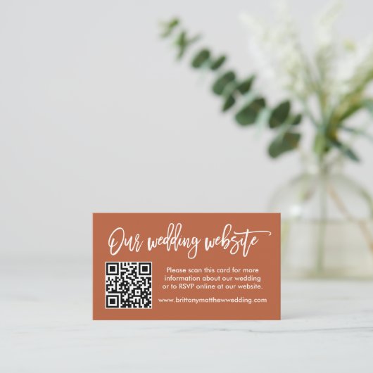Moderne Brush Script Wedding Website QR Terracotta Begleitkarte (Stehend Vorderseite)