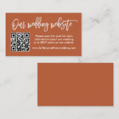 Moderne Brush Script Wedding Website QR Terracotta Begleitkarte (Vorne/Hinten)