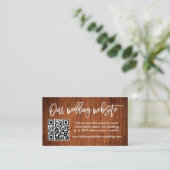 Moderne Brush Script Wood Wedding Website QR Begleitkarte (Stehend Vorderseite)