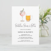 Moderne Bubbles & Brews Verlobung Einladung (Stehend Vorderseite)