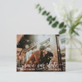 Moderne Budgetskripte-Hochzeit RETTETE UNSEREN DAT Ankündigungspostkarte (Stehend Vorderseite)