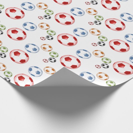 Moderne bunte Foot Balls Geschenkpapier (Ecke)
