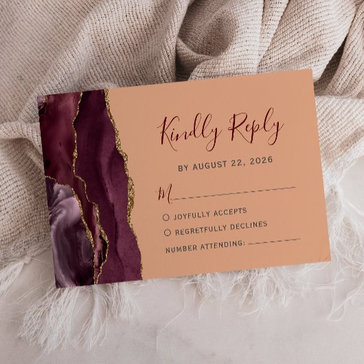 Moderne Burgund Gold Agate Peach Wedding RSVP Kart