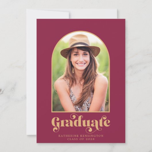 Moderne Burgund Gold Arch Foto Graduation Party Einladung (Vorderseite)