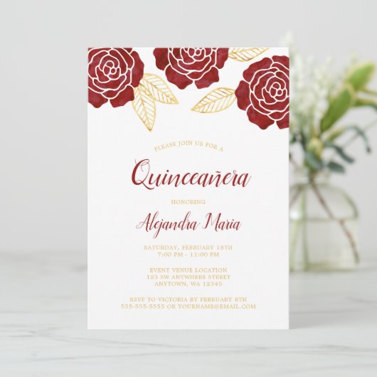 Moderne Burgund Gold Rose Quinceanera Einladungen (Stehend Vorderseite)